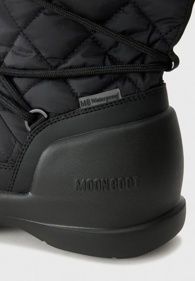 Czarne wodoodporne buty Moon Boot, z haftowanym wierzchem, sznurowaniem i teksturowaną gumową podeszwą. Wytłoczone logo w okolicy pięty.