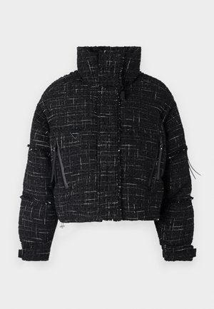 Veste noire en duvet, cropped, fabriquée dans un tissu texturé avec des fils blancs. Elle dispose d'un col haut, de deux poches avant zippées et de accents matériels minimalistes.