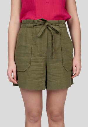 Shorts en lin olive avec une taille à nouer, dotés de deux grandes poches en patch et d'une coupe décontractée. Texture douce et design fonctionnel.