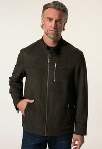 Chaqueta de ante de color marrón oscuro con cuello alzado, cierre frontal con cremallera y dos bolsillos laterales con cremallera. Textura suave, ajuste entallado.