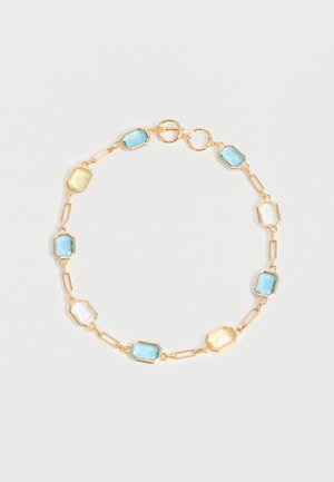 Braccialetto a catena in oro con pietre preziose rettangolari alternate blu, gialle e trasparenti, fissato da una chiusura a barilotto rotonda.