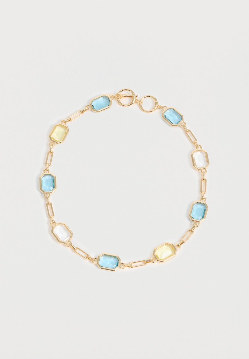 Χρυσό βραχιόλι με αλυσίδα με εναλλασσόμενους ορθογώνιους μπλε, κίτρινους και διαυγείς πολύτιμους λίθους, στερεωμένο με στρογγυλό κούμπωμα τύπου toggle.
