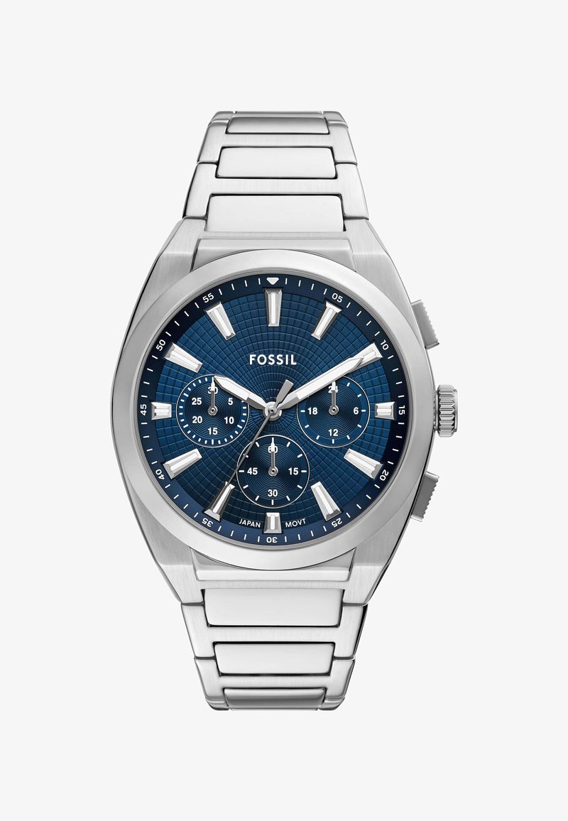 Orologio in acciaio inox con quadrante blu a trama, tre sottodial, indicatori delle ore argentati e bracciale a maglie metalliche.