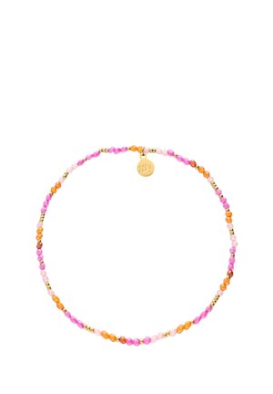 Bracelet délicat en perles avec de petites perles roses, orange et dorées formant un cercle et un petit pendentif rond en or.
