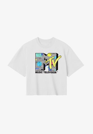 Weißes verkürztes T-Shirt mit einem grafischen Design in kräftigen Farben, darunter Blau, Gelb und Schwarz, sowie dem Text "MTV MUSIKFERNSEHEN."