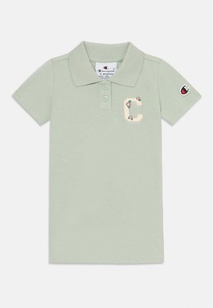 Hellgrünes kurzärmeliges Poloshirt für 6 Monate mit zwei Knöpfen, floralem "C" auf der Brust und Champion-Logo-Patch am linken Ärmel.