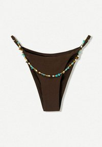 Bas de bikini marron avec une couverture minimale, présentant un accent décoratif en perles turquoise, jaune et marron le long du bord avant.