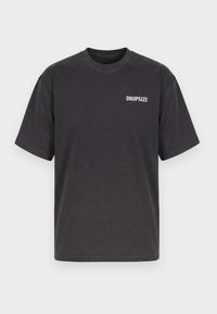 T-shirt noir oversize à manches courtes avec un col rond et le mot "DROPSIZE" imprimé en blanc sur la partie supérieure gauche de la poitrine.