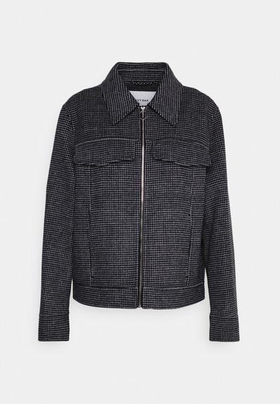 Giacca a fantasia houndstooth bianco e nero, con zip frontale, colletto e due tasche sul petto, dalla vestibilità strutturata.