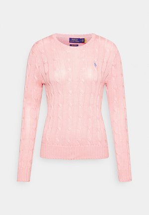 Jasnoróżowy sweter z grubym splotem splotu warkocza, z długim rękawem, okrągłym dekoltem i małym niebieskim haftowanym logo na lewej piersi.