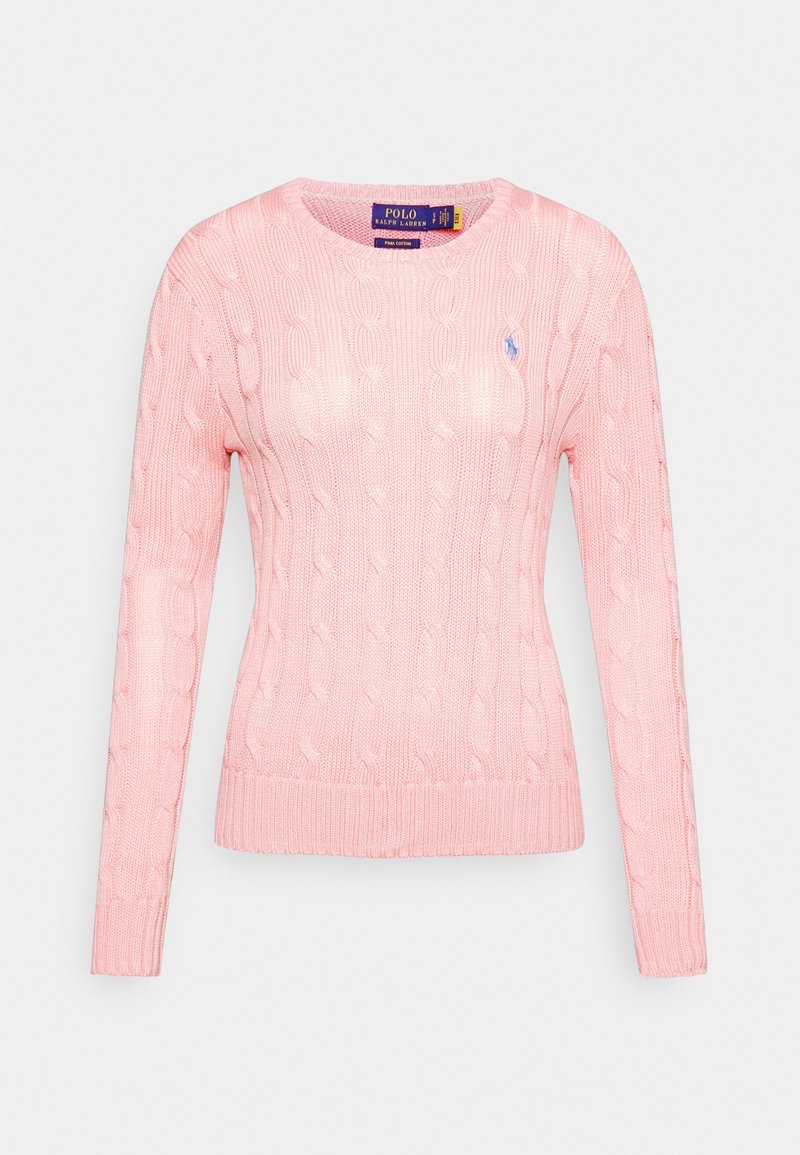 Pull rose clair à manches longues en maille torsadée avec col rond et petit logo bleu brodé sur la poitrine gauche.