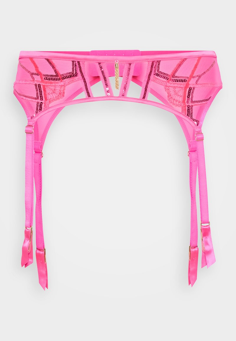 Roze kousenband gemaakt van doorschijnende stof met geometrische uitsparingen, decoratieve kant en satijnen banden, met gouden hardwareaccenten.