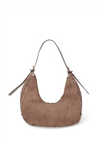 Borsa a tracolla in suede marrone con forma curva. Presenta una tracolla intrecciata, chiusura con zip e dettagli a contrasto con stampa serpente lungo i bordi.