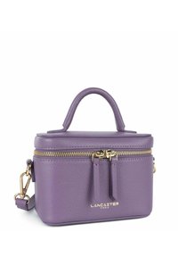 Borsa a mano in pelle viola con finitura texturizzata, hardware dorato, chiusura con doppia zip e manico superiore. Include una tracolla staccabile.