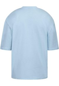 Lys blå oversized t-skjorte med korte ermer, rund hals og glatt bomullstekstur. Minimalistisk design, ingen synlige mønstre eller detaljer.