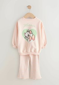 Sweatshirt roz din bumbac cu un grafic de pisică și textul "Marie", asortat cu colanți evazați cu dungi roz și albe și margine zimțată.