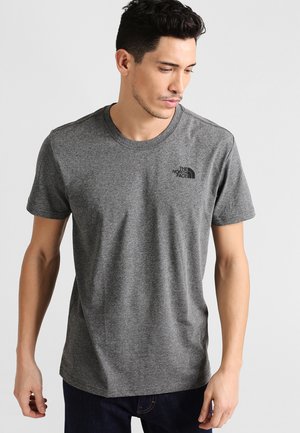 Camiseta gris de manga corta hecha de una mezcla de algodón, con cuello redondo y un pequeño logo negro en la parte izquierda del pecho.