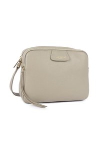 Borsetta in pelle color talpa con finitura testurizzata, dettagli in metallo dorato, patta frontale e cinturino da polso staccabile. Forma rettangolare compatta.