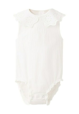 Biely bezrukávový detský overal s volánikovým límcom s dierkovaným vzorom, textúrovanou látkou, zapínaním na patentky na spodnej strane a volánikovými otvormi na nohách.