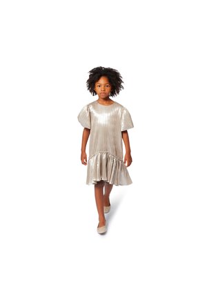 Robe plissée argentée avec des manches bouffantes courtes et un ourlet volanté, associée à des chaussures beiges. Texture lisse avec une finition brillante.