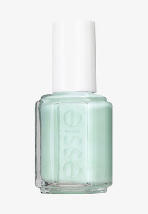 Minzgrüner Nagellack in einer klaren Glasflasche, verschlossen mit einem weißen quadratischen Deckel. Auf der Seite befindet sich der eingeprägte Markenname.