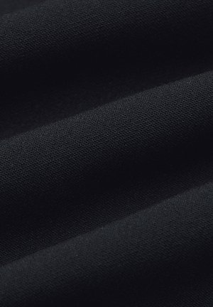 Czarny materiał o gładkiej fakturze, z widocznymi wieloma fałdami i matowym wykończeniem. Jednolity kolor bez widocznych wzorów lub akcentów.