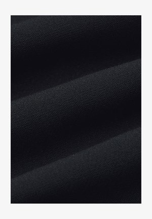 Czarny materiał o gładkiej fakturze, z widocznymi wieloma fałdami i matowym wykończeniem. Jednolity kolor bez widocznych wzorów lub akcentów.