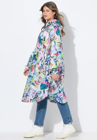 Kleurrijke capuchonjas met een collage van patronen in roze, blauw en groene tinten, met een asymmetrische zoom en lange mouwen.