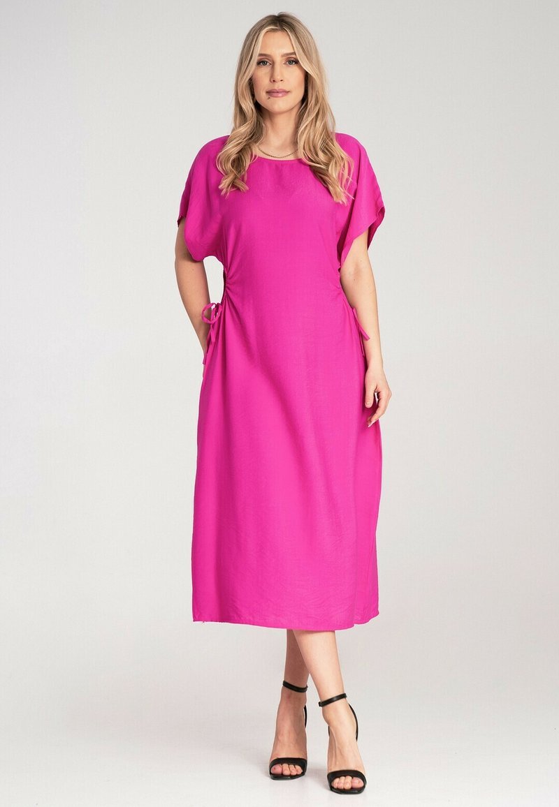 Fuchsia Midi-Kleid mit kurzen, lockeren Ärmeln, seitlichen Taschen und verstellbarem Bindeband in der Taille. Glattes Material mit geradem Schnitt.