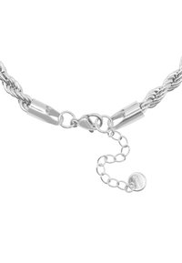Collier en argent avec un design tordu, doté d'un fermoir mousqueton et d'une chaîne ajustable avec un charme circulaire. Fini en métal lisse et brillant.