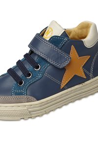 Sneaker in pelle blu navy con un accento di stella marrone, pannelli in suede, tre lacci blu e una fascia in Velcro. Presenta una suola in gomma con texture.