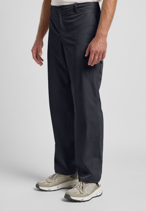 Pantaloni scuri blu navy da uomo realizzati in tessuto leggero, con taglio dritto, tasche laterali e dettaglio della tasca con zip.