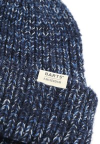 Gebreide muts in donkerblauwe en lichtblauwe tinten; voorzien van een gestructureerd patroon en een label met "BARTS AMSTERDAM" erop gestikt.