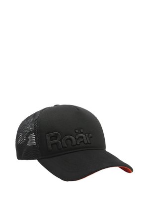 Czarna czapka z wygiętym daszkiem, siateczkowym tyłem i haftowanym logo "Roär" z przodu. Posiada czerwone akcenty na spodzie daszka.