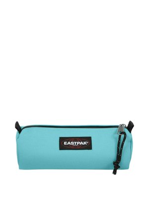 Astuccio Eastpak turchese con cerniera nera e cordino di tiraggio, forma rettangolare e toppa con logo del marchio sul davanti.