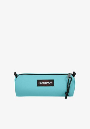 Astuccio Eastpak turchese con cerniera nera e cordino di tiraggio, forma rettangolare e toppa con logo del marchio sul davanti.