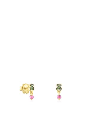 Pendientes de tono dorado con un charm de oso adornado con piedras preciosas verdes y acentos rosas. El diseño incluye elementos colgantes para añadir textura.