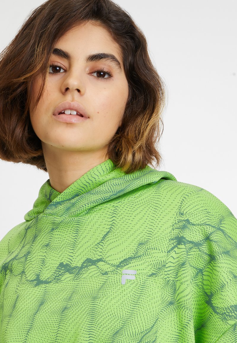 Sudadera con capucha en un vibrante color verde con un patrón texturizado. Cuenta con un logo en el pecho y una tela suave y transpirable.
