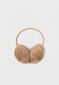 Καφέ ψεύτικοι γούνινοι ωτοστόπ με ευέλικτη καλυμμένη κορδέλα κεφαλής σε λευκό φόντο.