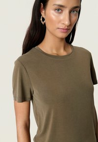 Soaked in Luxury CREW-NECK - Tricou basic - tarmac
