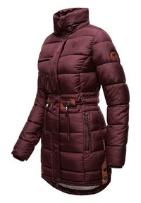 Tamno burgundska puf jakna s visokim ovratnikom, podesivim strukom i kontrastnim smešnim kožnim detaljima. Ima kviltanu teksturu i bočne džepove.