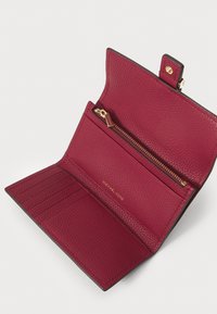 MICHAEL Michael Kors NOLITA FLAP TRIFOLD WALLET - Portafoglio - mulberry