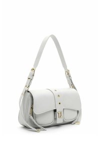 Bolso de hombro de cuero sintético blanco con dos solapas frontales, herrajes en tono dorado, correa ajustable y un sutil detalle texturizado en la superficie.