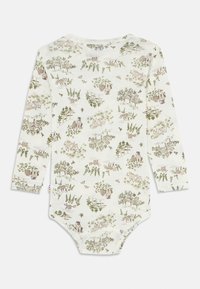 Vit långärmad bodysuit för baby med grönt och brunt mönster av skogsdjur och träd, med vargar och fåglar.