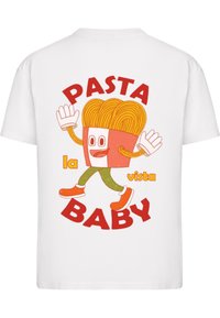 Valge T-särk, millel on multikakarakter spageti juuksega, rohelised püksid ja oranžid kingad. Tekst "PASTA la vista BABY" punases värvuses.