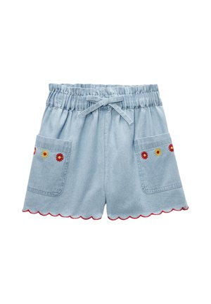 Short en denim bleu clair avec taille élastique et nœud, poches avant avec broderie de fleurs rouges et jaunes, et ourlets festonnés avec coutures rouges.