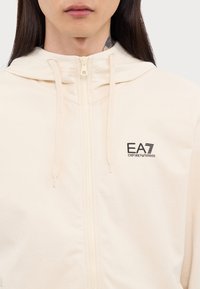 EA7 Emporio Armani TRAIN CORE HOODIE - Majica s kapuljačom - whitecap gray