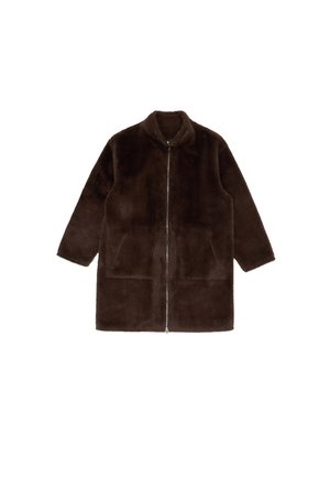 Brązowy płaszcz z futra ekologicznego z zapięciem na zamek, wysokim kołnierzem, długimi rękawami i dwoma przednimi kieszeniami. Miękka tekstura o gładkim wykończeniu.