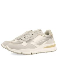 Zapatillas de gamuza gris claro y metálicas con punta redondeada, cierre de cordones y suela de goma blanca texturizada. Detalles en dorado en el talón.