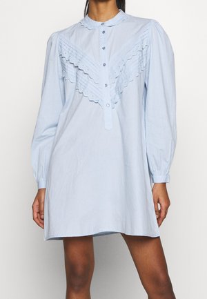 Lichtblauwe jurk met lange mouwen, voorzien van geplooide, eyelet kanten versiering in een V-vorm aan de voorkant, knoopsluiting en geplooide manchetten.